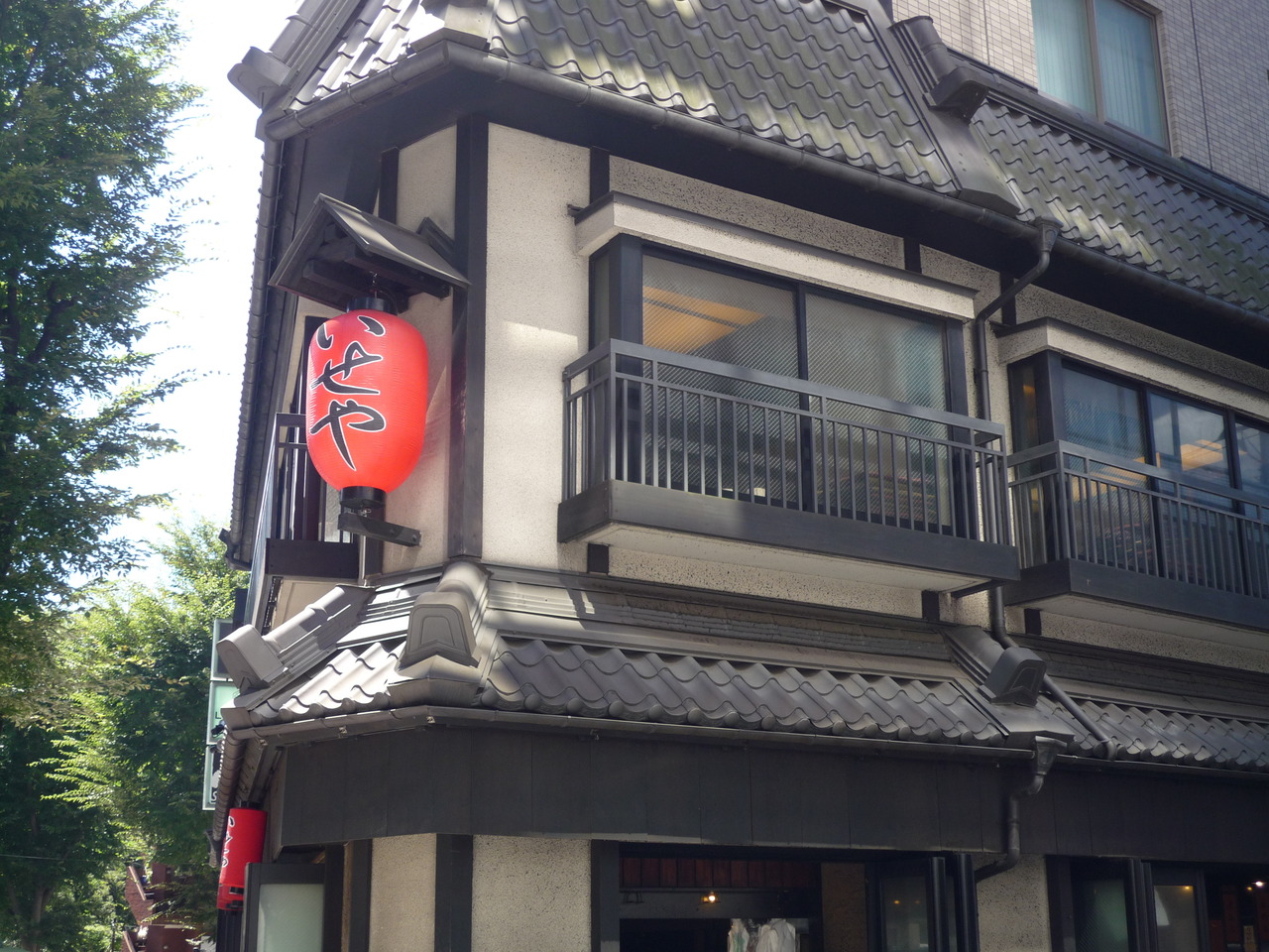 Traditional Iseya Sohonten exterior with its large red lantern