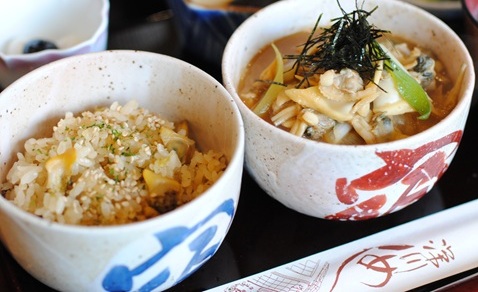 Two bowls showing the soup and cooked-rice styles of Fukagawa clam rice at Fukagawajuku