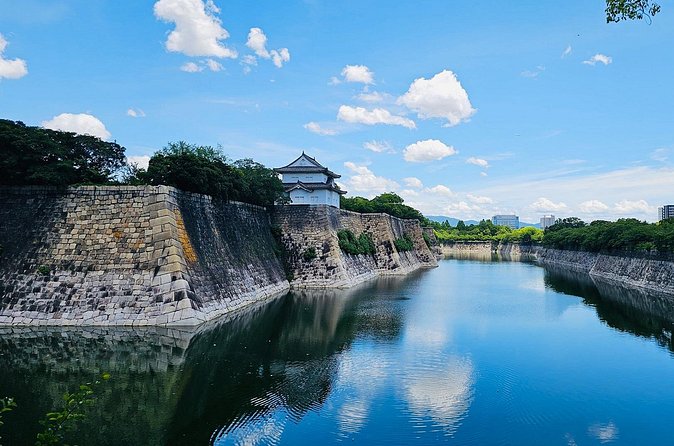 Osaka Castle Guide: Explore Alone or Take the History Tour?