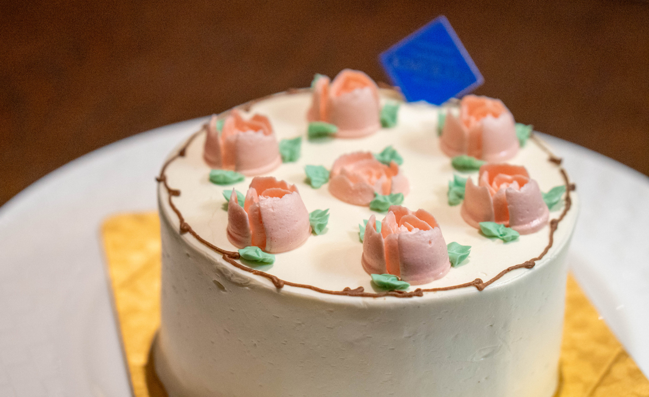 Old-fashioned round buttercream cake decorated with pink roses at Tamuracho Kimuraya