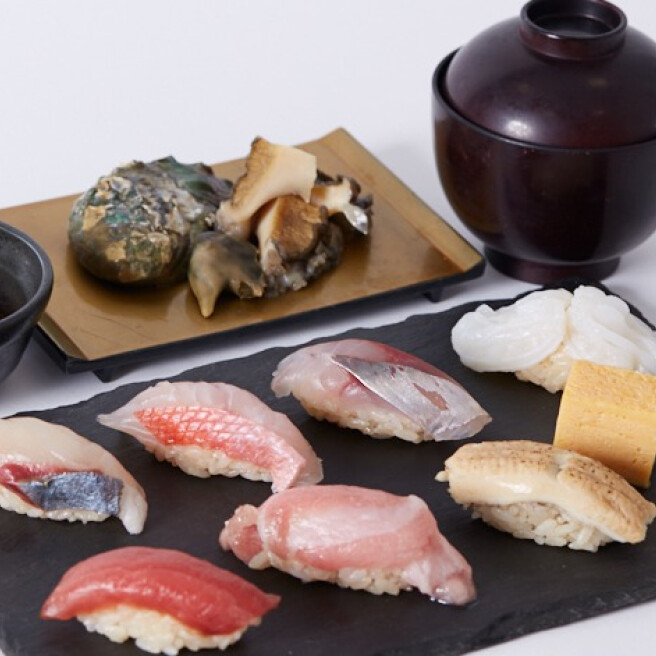 Nigiri and shellfish from the official Sushi Tokyo Ten NEWoMan listing