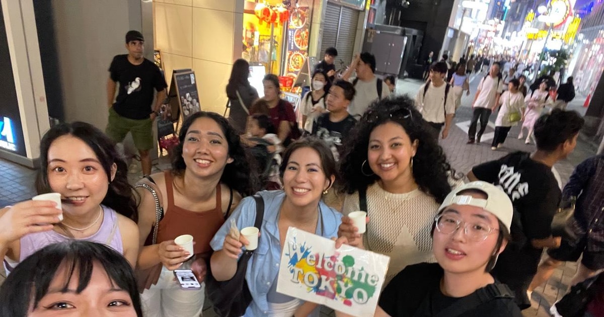 Travelers on the Welcome Tokyo Shibuya pub crawl