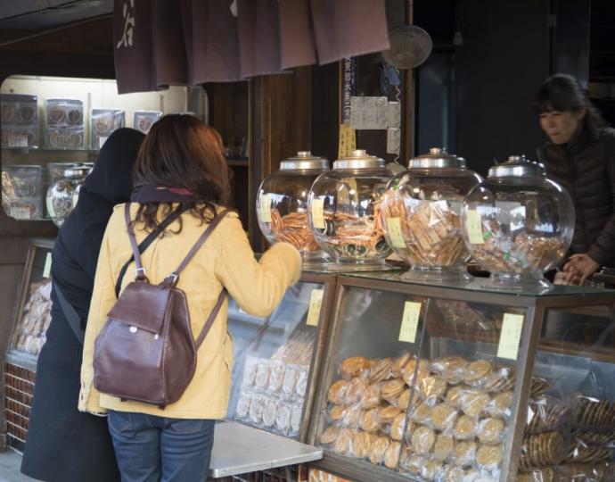 Glass jars and packets of rice crackers at Yanaka Senbei Shinsendo