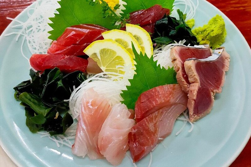 Assorted tuna and white-fish sashimi at Shin Hinomoto under the Yurakucho tracks